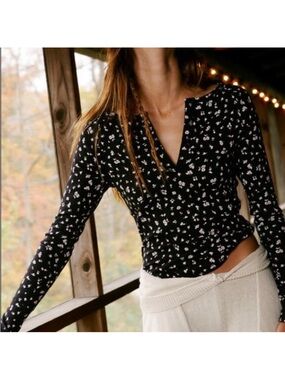 New Intimately Free People Billie Floral Split Neck Layering Tee LS Top Medium